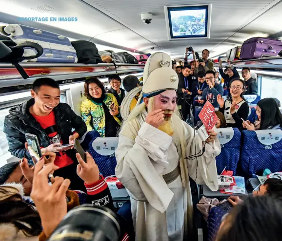  ??  ?? Spectacle d’opéra traditionn­el du Sichuan à bord du premier train à grande vitesse reliant Xi’an à Chengdu