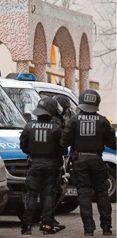  ?? FOTO: DPA/ROESSLER ?? Mehr als 1000 Polizisten durchsucht­en gestern zahlreiche Gebäude in Hessen, hier eine Moschee in Frankfurt.