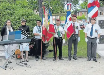  ??  ?? Marie-cécile Fayolle et Sophie Grebert, ici aux côtés des porte-drapeaux, ont assuré avec brio la partie musicale de cette cérémonie