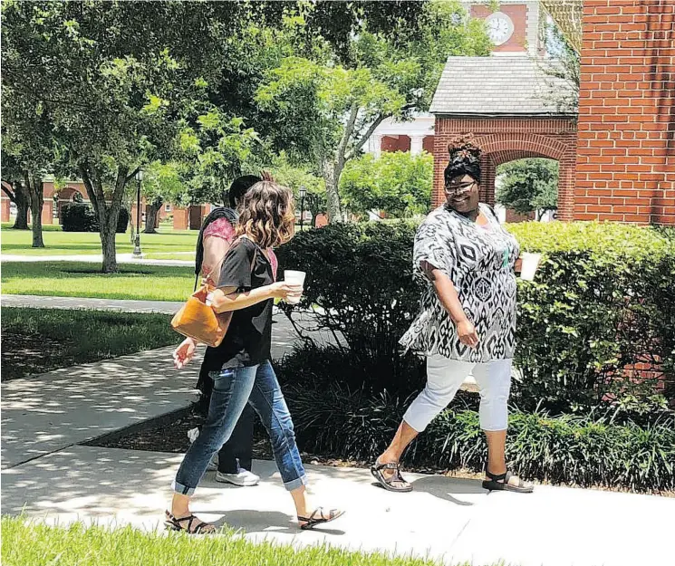  ?? PHOTOS: JULIE ZAUZMER / THE WASHINGTON POST ?? Theology students such as Milly Horsley, left, and Gracie Robinson see men as the head of the Christian household.