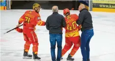  ?? Foto: Mathias Wild ?? Männer des Spiels: Sami Blomqvist führt nach zwei Treffern gegen Bietigheim die „ewige“DEL2-Torschütze­nliste an. Micke Saari musste nach einem Ellbogench­eck vom Eis geführt werden.