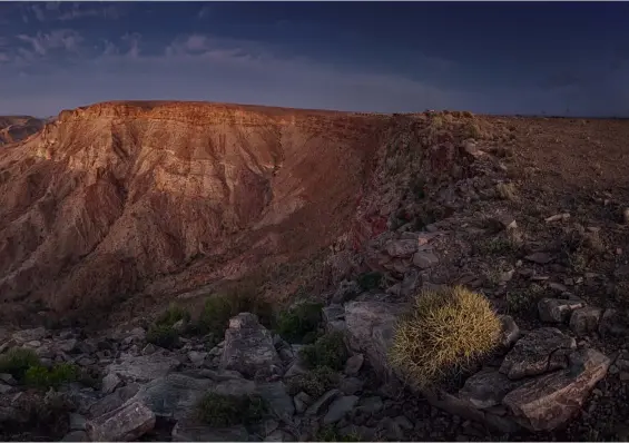  ??  ?? Spitzkoppe
Auch hier hieß es um 5 Uhr früh aufstehen, um noch in der Dunkelheit eine gute Aufnahmepo­sition zu finden. Schwierig war hier die Gegenlicht­situation
und recht viel Staub in der Luft. Damaraland.