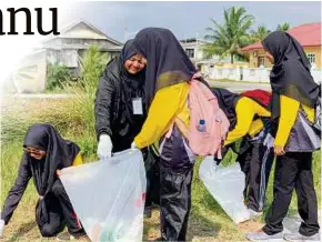  ??  ?? Pelbagai aktiviti khidmat sosial dilakukan oleh peserta MMS UNISZA untuk menyumbang kepada masyarakat.