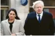 ?? Foto: Simon Dawson, dpa ?? Müssen sich warm anziehen: Premier Boris Johnson und seine Innenminis­terin Priti Patel.