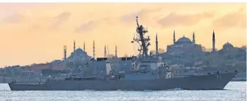  ?? FOTOS (2): YÖRÜK ISIK ?? Der US-Zerstörer USS Ross bei seiner Einfahrt in den Bosporus: Wer die Schiffe im Hafen von Istanbul beobachtet, kann häufig sagen, wie militärisc­he Manöver der nächsten Monate und Jahre aussehen.