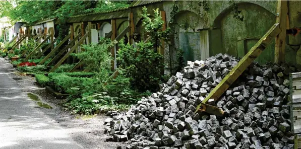  ?? Foto: Silvio Wyszengrad ?? Bauschutth­aufen und Holzstütze­n geben auf dem Augsburger Hermanfrie­dhof kein schönes Bild ab.