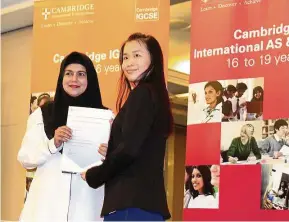  ??  ?? Wong Sook Wei receiving Top In the World – History Award from Examinatio­n Syndicates deputy director Puan Hajah Johara Abdul Wahab.