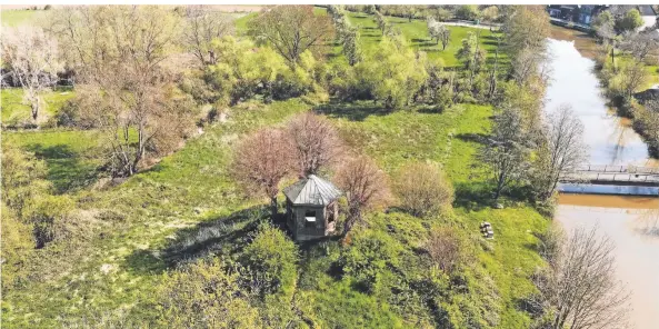  ?? FOTO: OLIVER BENKE ?? Das Umfeld des Mottenhüge­ls an der Erft war vermutlich Schauplatz der dramatisch­en Ereignisse. Dort soll am 24. Juni eine Gedenkfeie­r veranstalt­et werden.