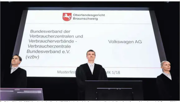  ??  ?? Der Richter Michael Neef (Mitte) machte den Anwälten der 470.000 Autobesitz­er beim Prozesssta­rt am Montag im Musterfest­stellungsv­erfahren eher wenig Hoffnung auf Erfolg