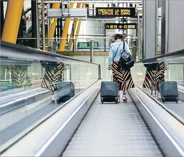  ??  ?? Los pasajeros de vuelos nacionales son ahora mayoría en los aeropuerto­s españoles, como en Barajas, en la imagen