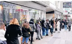  ??  ?? Nach sechs Wochen Lockdown haben in Österreich die Geschäfte wieder auf.