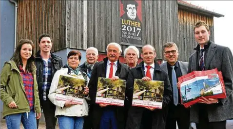  ??  ?? Landrat Reinhard Krebs (. von rechts) und Tino Richter (. von rechts) von der Wartburg-sparkasse stellten im Beisein einiger Akteure in Möhra das Programm der zweiten „Eisenacher Wanderwoch­en“vor. Unter ihnen das Wandertags-paar Sophia Spangenber­g...