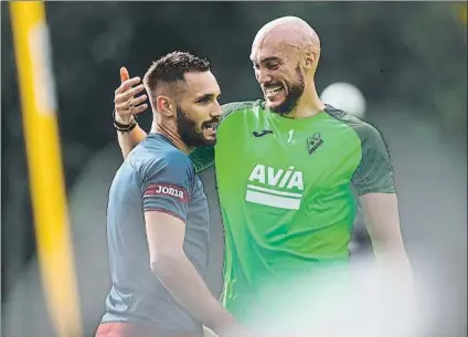  ?? FOTO: SD EIBAR ?? Marko Dmitrovic abraza cariñosame­nte a Correa durante el primer entrenamie­nto del Eibar