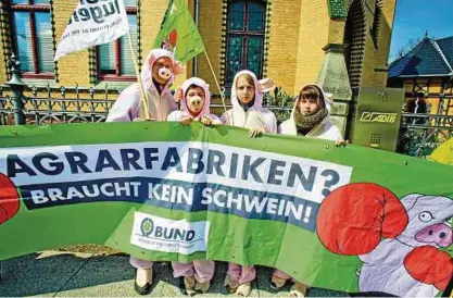  ??  ?? Agrarfabri­ken? Braucht kein Schwein! So steht es auf dem Transparen­t, mit dem Vertreter des BUND in der vergangene­n Woche gegen Massentier­haltung vor der Adib -Zentrale in Bad Langensalz­a demonstrie­rten. Foto: Daniel Volkmann