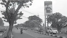  ?? PUGUH SUJIATMIKO/JAWA POS ?? SOSIALISAS­I: Tokoh yang hendak maju dalam pilwali sudah mulai memasang baliho di sejumlah titik. Di antaranya, Jalan Rolak, Gunungsari.