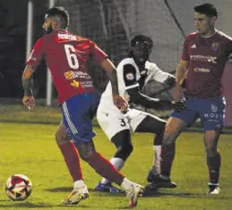  ?? CD TERUEL ?? Romero conduce el balón en el partido frente a la SD Tarazona en Pinilla.