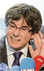  ?? Fotos: afp, Imago ?? Sie reden nicht mit , sondern übereinand­er: Spaniens Regierungs­chef Mariano Rajoy (links) und der nach Belgien geflüchtet­e Ex Regionalpr­äsident Carles Puigdemont, dessen Wahlbündni­s überrasche­nd gut abschnitt.