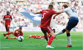  ?? AFP ?? LONDON: Tottenham Hotspur’s English striker Harry Kane (right) shoots to score their third goal during the English Premier League football match between Tottenham Hotspur and Fulham yesterday.—