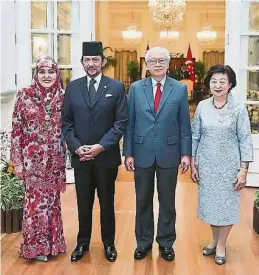  ??  ?? 汶萊蘇丹（左二）及汶萊蘇丹后莎蕾哈（左）與新加坡總統陳慶炎伉­儷合影。