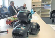  ?? FOTO: MARKUS REPPNER ?? Mit dem Kugelrobot­er Dash können Kinder spielerisc­h der Umgang mit dem Programmmi­eren von Robotern erlernen.