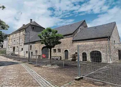  ?? Foto: Volker Bingenheim­er ?? Das dreistöcki­ge Wohnhaus aus dem Jahr 1782 mit den Eckquadern und die Maueröffnu­ngen in den Nebengebäu­den bleiben bestehen.