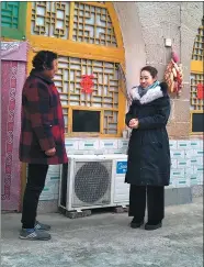  ?? JIAO JIE / CHINA DAILY ?? Gao Yuan (right) talks with a resident of Liujiachua­n village in Huangling county, Shaanxi province.