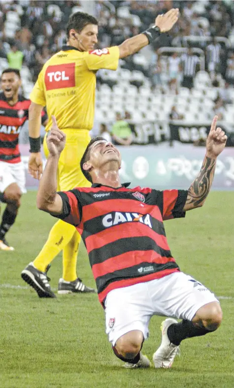  ??  ?? Danilinho celebra o gol marcado nos descontos do segundo tempo e que deu o triunfo ao Leão por 3x2 contra o Botafogo