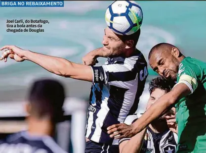  ??  ?? Joel Carli, do Botafogo, tira a bola antes da chegada de Douglas