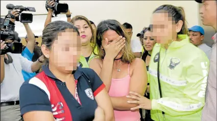  ?? Fotos:
Freddy Rodríguez y Cortesía / EXTRA ?? La mujer avergonzad­a prefirió guardar silencio y no comentar por qué fingió el secuestro. A un lado de ella la amiga que la habría ayudado.