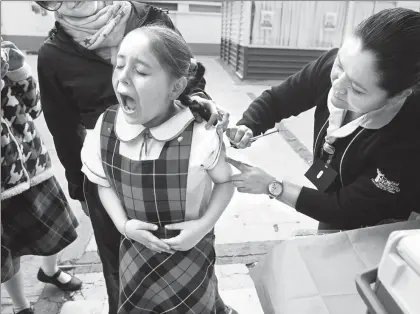  ??  ?? Vacuna contra la influenza a ninos de la escuela primaria David G. Berlanga, en la Ciudad de México, en imagen de archivo ■ Foto Cristina Rodriguez