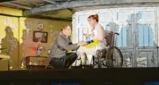  ?? Foto: Jochen Klenk ?? Rigoletto (Dae‐Hee Shin) und seine Tochter Gilda (Maryna Zubko): Der Vater zwingt die Tochter in den Rollstuhl, um sie für den lüsternen Herzog unattrakti­v zu ma‐ chen.
