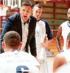  ?? Foto: Alexander Kaya ?? Schwere Aufgabe für Dario Jerkic: Der Elchinger Trainer muss seine Mannschaft auf ein Hauptrunde­nfinale ohne zwei Ausländer vorbereite­n.