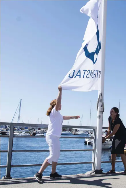  ??  ?? VID PLAGEN. Turistchef Åsa Massleberg och Helene Berntsson, Hotell Laholmen, hissade den nya varumärkes­flaggan.