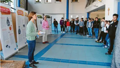  ?? Foto: Anja Fischer ?? Anna-Lena Koschig (vorne) und Lehrerin Maria Turner stellten in Bobingen die Ausstellun­g zum Thema Migration im Foyer der Mittelschu­le vor.