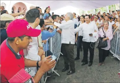  ??  ?? Del brazo de Joaquín Díaz Mena, próximo coordinado­r del gobierno federal, la señora Ligia Canto Lugo, madre de Emma Gabriela Molina Canto (asesinada en marzo de 2017), acompaña al presidente electo en su camino al templete donde Andrés Manuel López Obrador brindó un mensaje