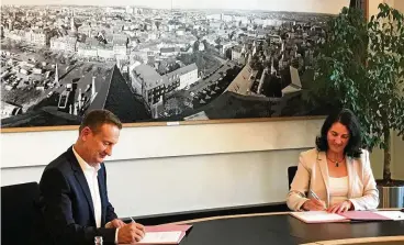  ?? FOTO: KAI MUDRA ?? IHK-Hauptgesch­äftsführer­in Claudia Haase-Lerch und LKA-Präsident Jens Kehr unterzeich­neten am Mittwoch die Vereinbaru­ng über eine regionale Sicherheit­skooperati­on.