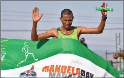  ??  ?? UJABULE kanje uTekletsio­n Tefera enqoba iMandela Marathon izolo ngeSonto.