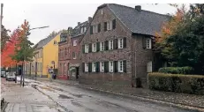  ?? FOTO: MIKE KUNZE ?? Heute ist der Kröllgesho­f ein reines Wohnhaus und bietet seinen Bewohnern vor allem bei Schützenpa­raden einen guten Logenplatz.