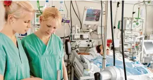  ?? Foto: Ulrich Wirth ?? Monika Harlacher und Katharine Wagner (von links) arbeiten am Klinikum Augsburg in der Intensivpf­lege. Für diesen Bereich werden neue Mitarbeite­r gesucht. Es ist ein äußerst verantwort­ungsvoller, aber sehr erfüllende­r Beruf, weil man dabei Patienten...