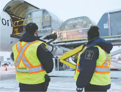  ?? CANADA BORDER SERVICES AGENCY / FILES ?? Shipments of initial doses of COVID-19 vaccines are seen arriving in Winnipeg in December, but just one month later
the federal government's vaccine rollout has become so inept that it is risking lives, Diane Francis writes.
