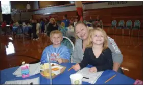  ?? BRIANA CONTRERAS — THE MORNING JOURNAL ?? Britta Howell, of Lorain, said she was happy to enjoy a breakfast with her children Eric, 5, and Emma Howell, 3, during a Parent Partnershi­p Breakfast on Sept. 28 at Horizon Science Academy of Lorain. Howell said she enjoys attending the breakfasts because she’s able to spend more time with her youngsters and also be informed on updates and operations of the academy.