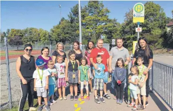  ?? FOTO: STADT BAD WALDSEE/GERLINDE BUEMANN ?? Omnibus-Müller hat Eltern und Schüler eingeladen, die Stadtrandl­inie zu testen, die ans hintere Ende des Döchtbühl-Stadions in Bad Waldsee verlegt wurde.