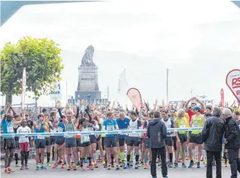  ?? ARCHIVFOTO: CHRISTIAN FLEMMING ?? Läufer in Lindau vor dem Start des letztjähri­gen 3-Länder-Marathons.