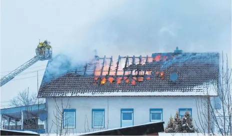  ?? FOTOS: THOMAS WARNACK/REINER LÖBE ?? Der Dachstuhl brennt völlig aus, das Gebäude in Bingen an der Kleingasse ist nach dem Brand unbewohnba­r.
