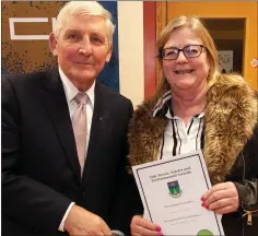  ??  ?? Cllr Pat Vance presents Sandra Hall of Arklow Tidy Towns with the Landscapin­g Award.