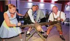  ?? FOTO: MISERIUS ?? Gaudi in der Festhalle: Volker Korell (rechts) und Manuela Meyer zeigten ihre Geschickli­chkeit.