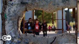  ?? ?? Un trozo del Muro de Berlín en un parque de Torrejón, en Madrid, donde se encontraba una de las bases estadounid­enses.