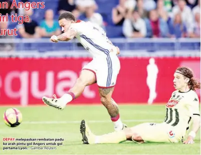  ??  ?? DEPAY - Gambar Reuters
melepaskan rembatan padu ke arah pintu gol Angers untuk gol pertama Lyon.