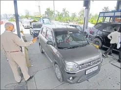  ?? SUNIL GHOSH /HT FILE ?? Uttar Pradesh police personnel screening commuters at the Noida-delhi border.