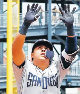  ??  ?? Christian Villanueva anotó e impulsó una carrera ante el lanzador Trevor Williams durante la cuarta entrada del juego celebrado en Pittsburgh. El mexicano se colocó en tercer lugar de jonrones en la Liga Nacional ■ Foto Ap